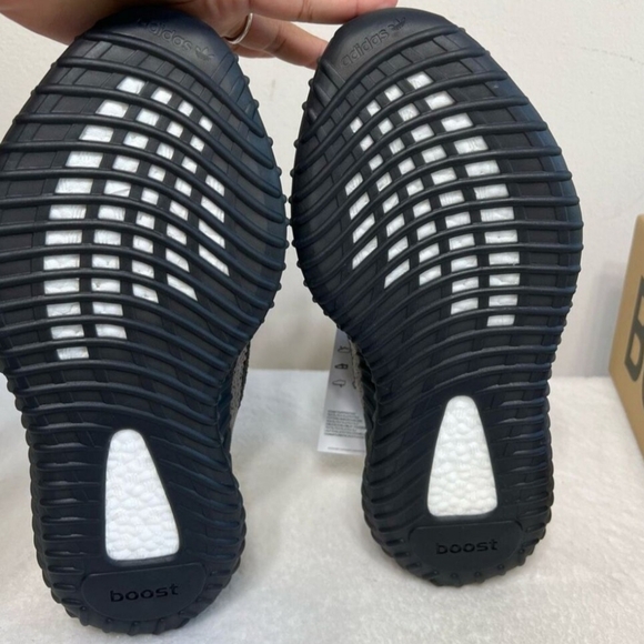 ADIDAS Yeezy Boost 350 V2 Carbel Stegrey/Solred NEW IN BOX 9 Mens - Picture 2 of 6